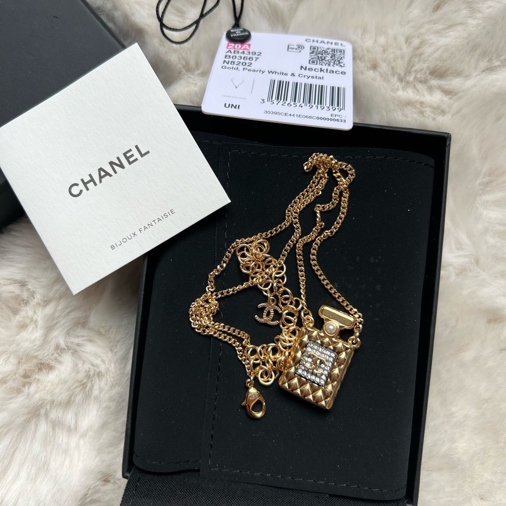 New authentic Chanel CC perfume bottle crystals faux pearl necklace Gold color - Picture 6 of 12